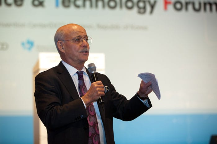 Futurist Jeremy Rifkin delivers a special lecture during the opening ceremony of the World Science & Technology Forum.