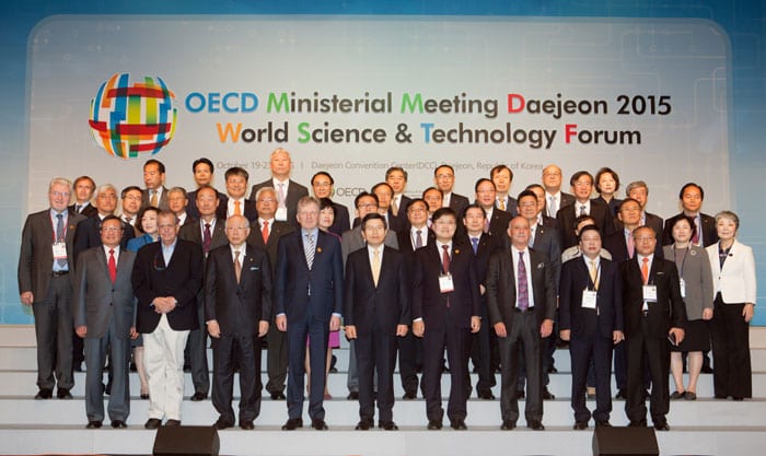 Participants in the World Science & Technology Forum pose for a group photo in Daejeon on Oct. 19.