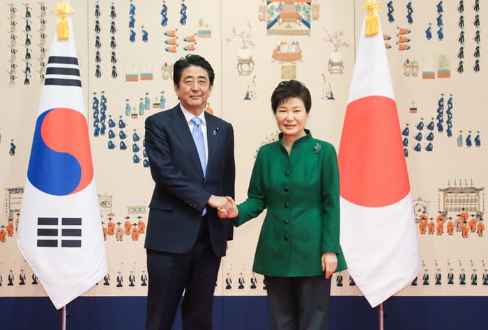 President Park Geun-hye (right) and Japanese Prime Minister Shinzo Abe pose for a photo prior to the Korea-Japan summit on Nov. 2.