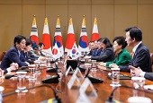 President Park Geun-hye (second from right) and Japanese Prime Minister Shinzo Abe hold a Korea-Japan summit on Nov. 2 at Cheong Wa Dae.