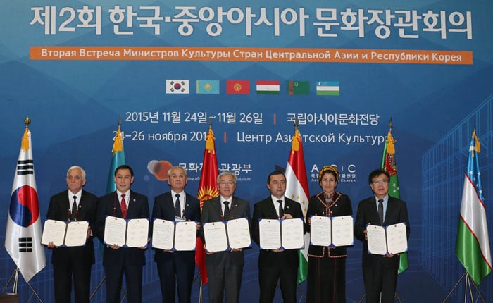 Ministers of culture raise their joint agreement during the second Korea-Central Asia Culture Ministers’ Meeting, at the Asia Culture Center in Gwangju on Nov. 25.