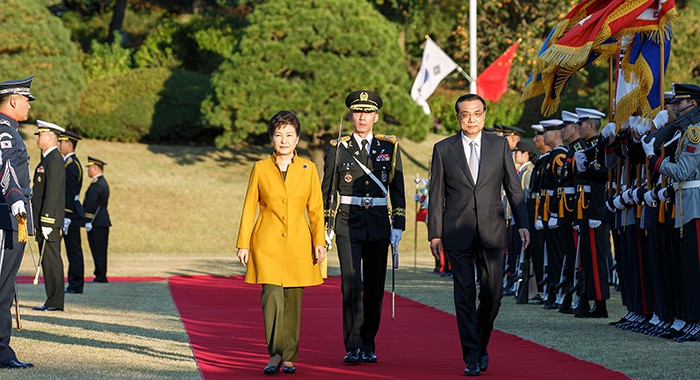 박근혜 대통령이 지난달 31일 한국을 공식 방한한 리커창 중국 국무원 총리와 함께 의장대 사열을 받고 있다. 