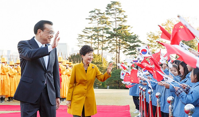 박근혜 대통령과 리커창 중국 국무원 총리가 지난달 31일 청와대에서 열린 공식환영식에서 양국의 국기를 흔들며 웃고 있는 아이들을 향해 손을 흔들며 인사하고 있다. 