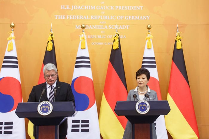 Korea has been making god use of information and data related to the reunification of Germany. The Ministry of Unification recently set up an online archive with information about German reunification in order to prepare for the reunification of the Korean Peninsula. The above photo shows a summit meeting between President Park Geun-hye (right) and German President Joachim Gauck on Oct. 12, 2015.
