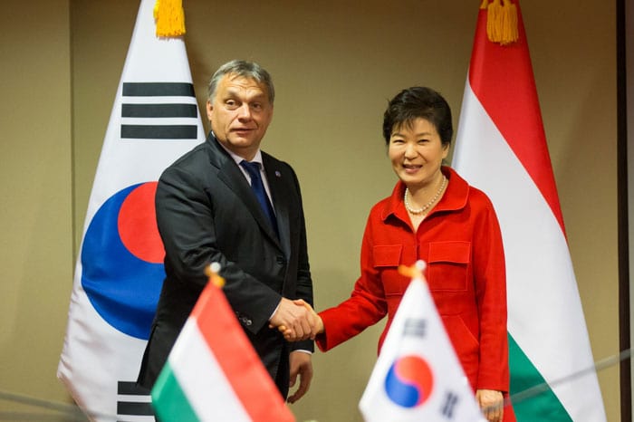 President Park Geun-hye (right) and Hungarian Prime Minister Viktor Orban hold summit talks on Dec. 3 in Prague.