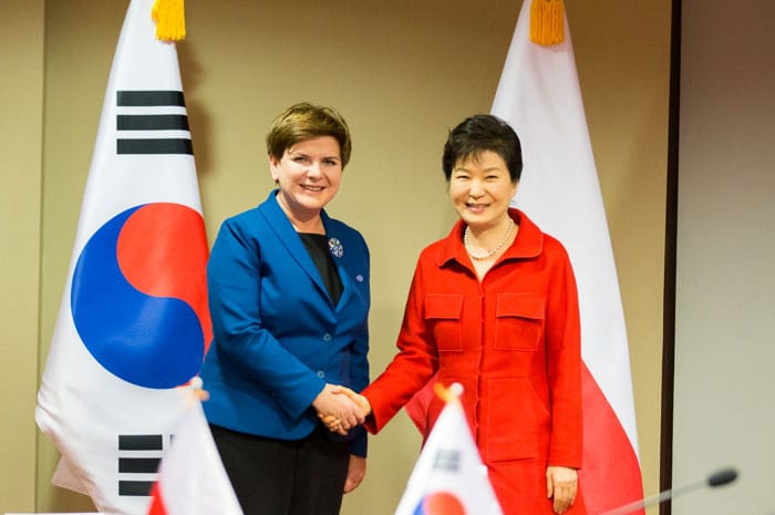 President Park Geun-hye (right) and Polish Prime Minister Beata Szydlo hold a summit on Dec. 3 in Prague.