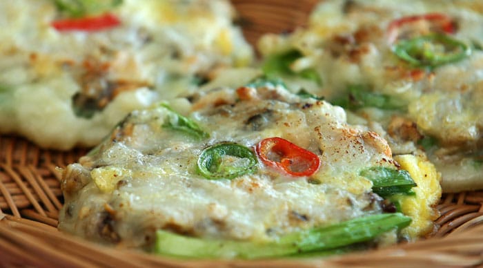 Seafood and green onion savory pancakes are characterized by their harmonized taste of soft green onions and various kinds of fresh seafood.