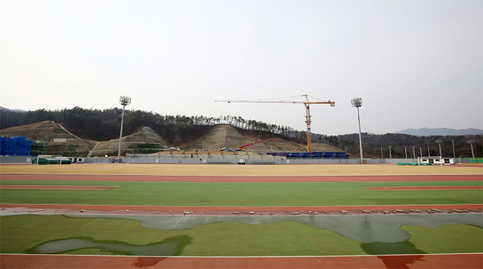 The 400 meter track has 6 lanes and soccer or rugby can be played on the inner field.