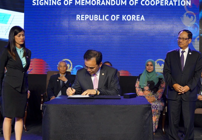 Second Vice Minister of Culture, Sports and Tourism Kim Chong (center) signs an MOU to cooperate on tourism among ASEAN, Korea, China and Japan, at the 15th meeting of the ASEAN+3 tourism ministers.