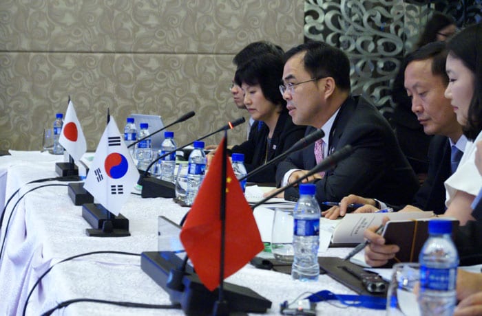 As co-chair countries, Korea and the Philippines discuss ways to boost cooperation on tourism among ASEAN countries and Korea, China and Japan, at the 15th meeting of the ASEAN+3 tourism ministers. Second Vice Minister of Culture, Sports and Tourism Kim Chong (third from right) speaks at the event in Manila on Jan. 22.