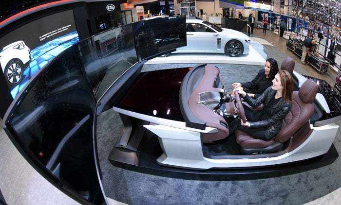 Visitors to the Kia Motors booth at CES 2016 try out some new autonomous driving technology. Kia unveiled its newly-developed autonomous driving technology at this year’s CES, which it aims to commercialize by 2030.