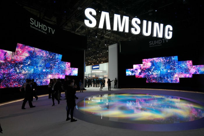 Samsung showcases new TVs with HDR technology at CES 2016. Samsung's booth there is decorated with a large installation made of 44-inch (112-centimeter) HDR TVs.