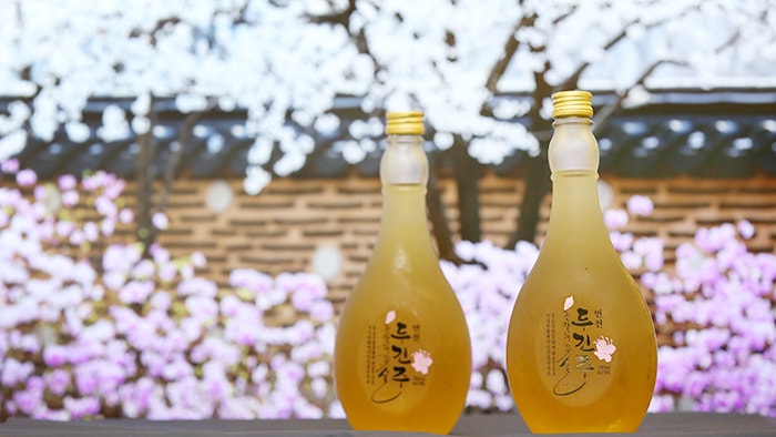 Dugyeonju, a liquor made from azaleas, is a local delicacy that represents the town of Myeoncheon-myeon in Dangjin-gun County, Chungcheongnam-do Province. 