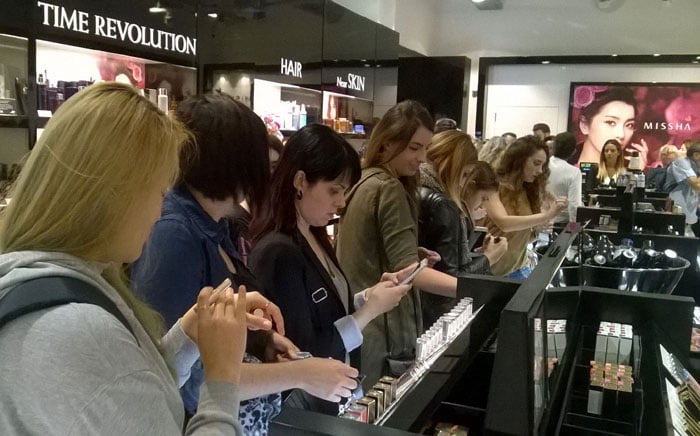 Visitors to Mishaa’s newly-opened shop in Barcelona, Spain, last October look around and to try the cosmetics on offer there. Reflecting the strong interest in Korean cosmetics that exists among Spanish consumers, the shop is crowded with shoppers.