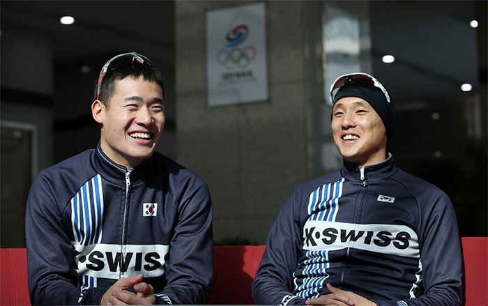 Kim Ji-hwan (left) and Heo Min-ho smile during an interview. 