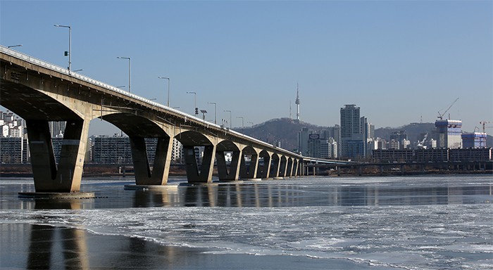 During <i>Usu</i>, the second solar term of the year, it's said that the Daedonggang River finally thaws. The Hangang River in Seoul, too, thaws during this time of year.