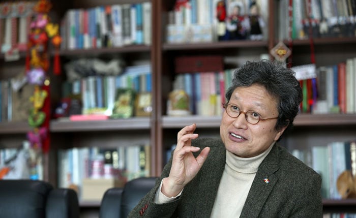 National Folk Museum of Korea Director General Cheon Jingi says that, ‘Museums should be an easy place for all of us, so that anyone can freely visit.' He also emphasizes the point that people should not only learn about exhibits, but also 'feel' it with their hearts.