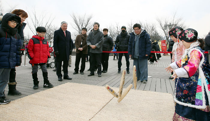 On Feb. 7, a day ahead of Seollal Lunar New Year’s Day, visitors to the National Folk Museum of Korea enjoy playing the <i>yunnori</i> traditional four-stick board game.