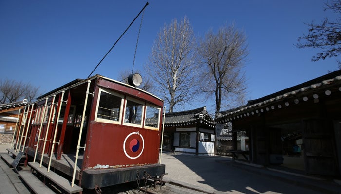 Visitors to the National Folk Museum of Korea can see a model of an old street tram that used to run across Seoul in the 1940s, as well as a reproduction of an old Seoul neighborhood from those times. 