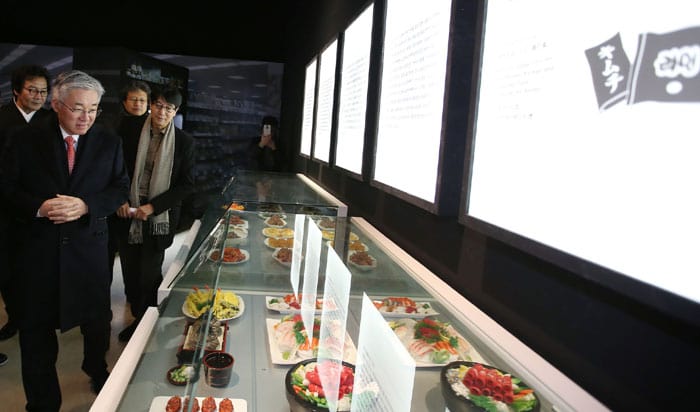 Visitors to the National Folk Museum of Korea look around the 'Exchange of Food Culture on the Table' exhibit on Feb. 7. The exhibit is designed to introduce the food cultures and cuisines of both Korea and Japan in order to mark the 50-year anniversary of the two nations' diplomatic relationship.