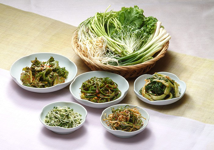 Ipchun <i>osinban</i> includes the five spring greens that people would eat on the day of Ipchun. The greens are full of vitamins that help boost the metabolism and increase the appetite thanks to their bitter and sour tastes.