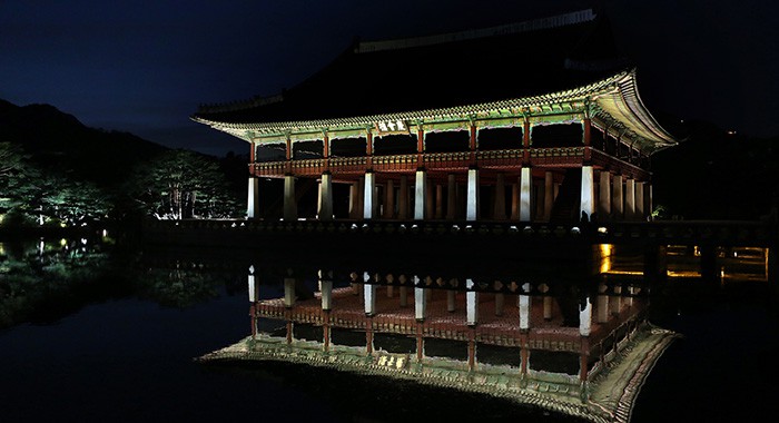 Gyeongbokgung_night_opening_01.jpg