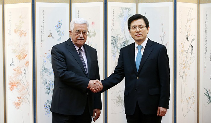 Prime Minister Hwang Kyo-ahn (right) and Palestinian President Mahmoud Abbas pose for a photo on Feb. 18 prior to an honorary banquet in Seoul.