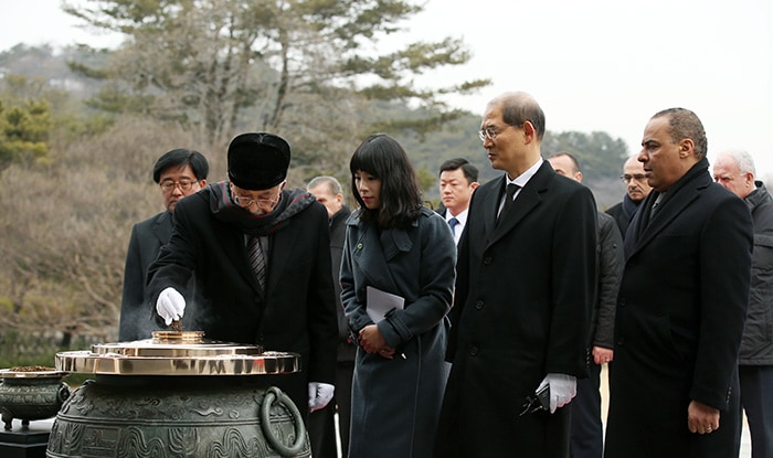Palestinian President Mahmoud Abbas lights an incense stick at the Seoul National Cemetery on Feb. 18.