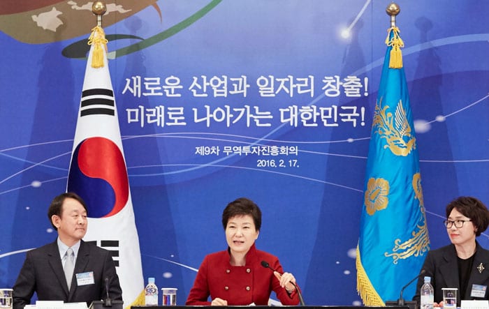 President Park Geun-hye (center) announces the government's improvements to its 'negative regulation' policies, part of new plans designed to lift all regulations, except for essential ones. She was speaking during the ninth Trade and Investment Promotion Meeting on Feb. 17 at Cheong Wa Dae.