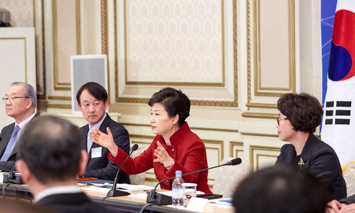 President Park Geun-hye (second from right) asks for government ministries to work together in order to remove unnecessary regulations and to solve difficulties faced by businesses. She was speaking at the ninth Trade and Investment Promotion Meeting.
