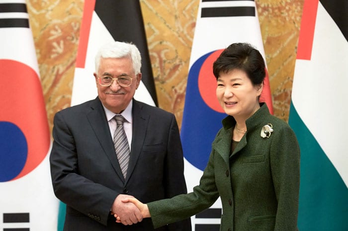 President Park Geun-hye (right) and Palestinian President Mahmoud Abbas shake hands during a summit at Cheong Wa Dae on Feb. 18.