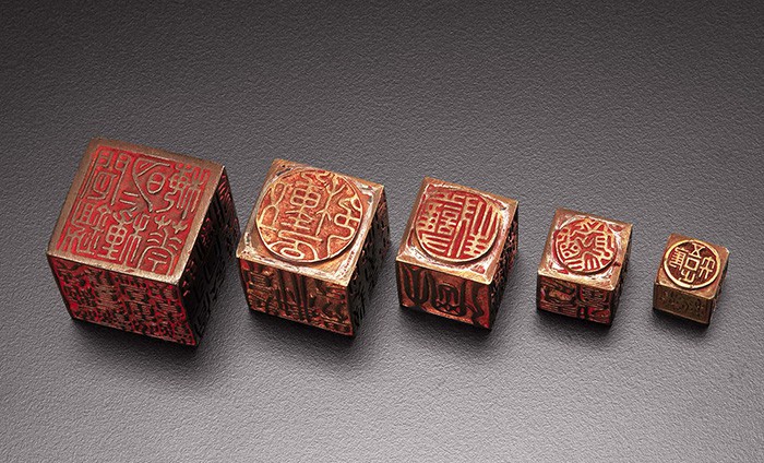 Each month, starting this February, the National Palace Museum of Korea is displaying royal relics from its archives. It begins with the five parts of the royal seal of Heungseon Daewongun.