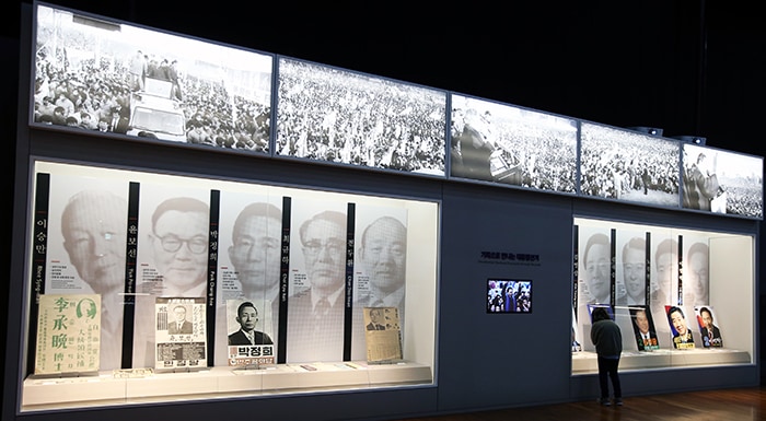 Campaign posters for each president are on display at the Presidential Archives. At a glance, people can see both the development of printing technology and the recent history of Korea.