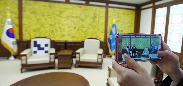 In a reproduction of the reception room for state guests at the Presidential Archives, visitors can take a picture of either U.S. President Barack Obama or Chinese President Xi Jinping using a QR code. The smartphone screen shows Chinese President Xi Jinping sitting in the chair.