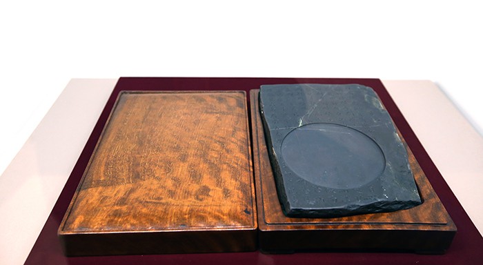 An ink stone made during the reign of the fifth emperor of the Ming Dynasty is a gift from former Chinese President Jiang Zemin to former Korean President Kim Young-sam when Kim made a state visit to China in March 1994. It is on display at the Presidential Archives in Sejong City. The archives feature 48 gifts that former Korean presidents received from world leaders.