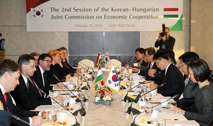 The Korean and Hungarian governments discuss ways to expand bilateral cooperation in trade, investment, SMEs, the defense industry and infrastructure. The Korean delegation was led by Minister of Trade, Industry and Energy Joo Hyung-hwan and the Hungarian delegation was headed by Minister of the National Economy Varga Mihaly.