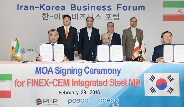 Korea and Iran are now set to bolster their bilateral cooperation. About 400 people, including business people and government representatives from both countries, attended the Korea-Iran business forum that took place in Teheran on Feb. 29. POSCO and PKP signed a memorandum of agreement covering the construction of a steel mill in Iran.