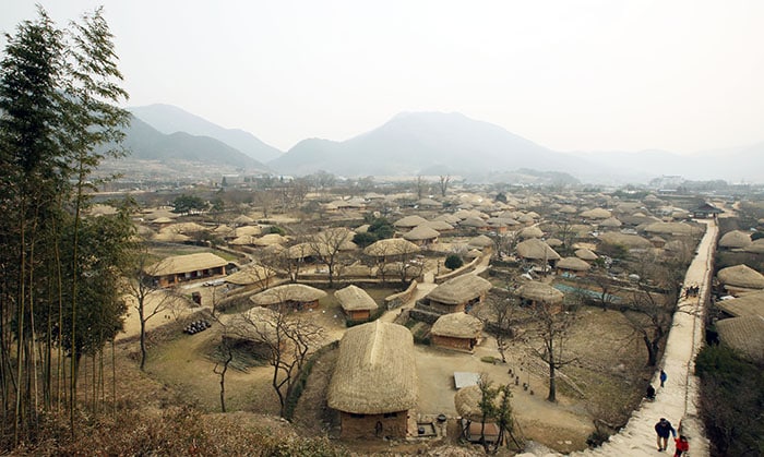 조선 초기의 모습을 간직한 낙안읍성 내에는 아직도 옛 모습의 초가에 98세대가 살고 있다. 