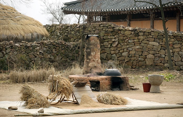 아직 추위가 가시지 않은 2월말 26일 읍성안의 초가에서는 방을 데우는 흰 연기가 피어 오르고 마을 곳곳의 아궁이에 올려진 가마솥은 물을 데우고 있다. 