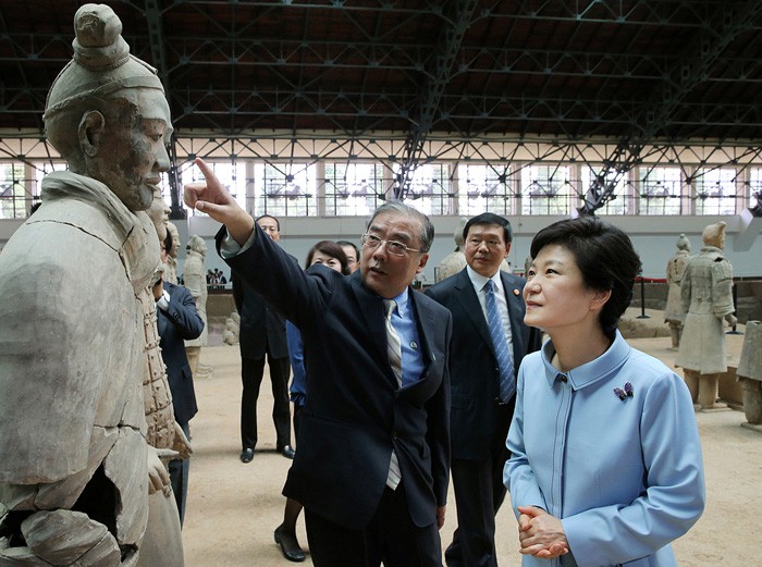 President Park Geun-hye (right) looks at one of the terracotta warriors during her visit to the mausoleum of Qin Shi Huang, the first emperor of unified China, in the ancient city of Xi’an in June 2013.