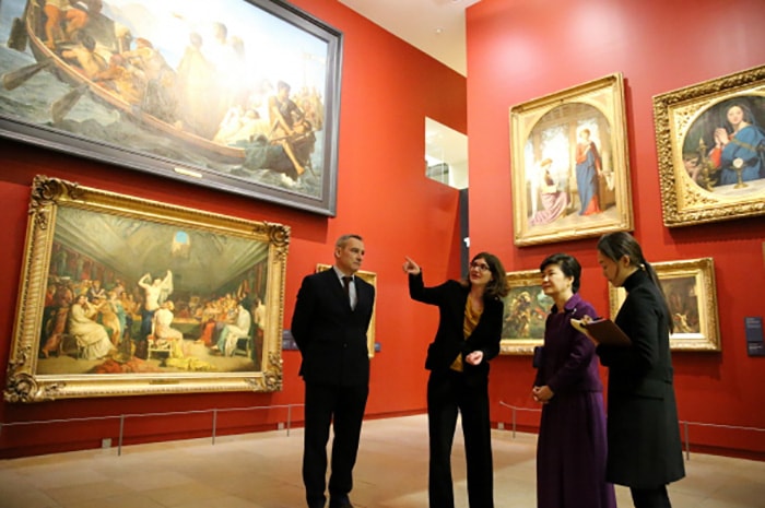 President Park Geun-hye (second from right) listens to an explanation from the museum’s curator during her visit to the Musée d'Orsay in Paris, France, in November 2013. 