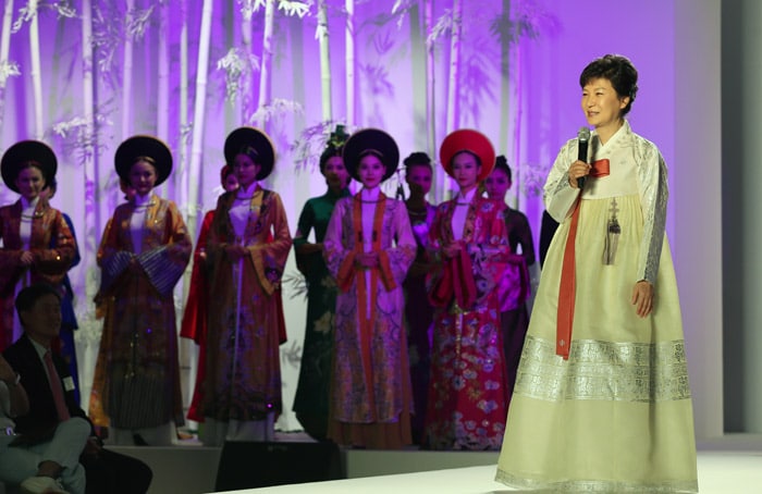 President Park Geun-hye (right) emphasized the cultural exchange between Korea and Vietnam through Hanbok and ao dai while delivering congratulatory remarks at a fashion show on Hanbok and ao dai held in Hanoi, Vietnam, in September 2013.