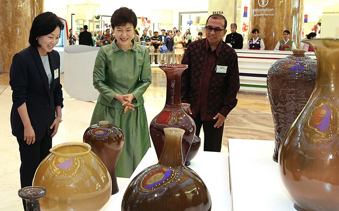 President Park Geun-hye (second from left) listens to an explanation from Director Chung Hyung-min (left) of the National Museum of Modern and Contemporary Arts Korea and Director Tubagus Andre Sukmana of the Indonesia National Gallery about the exhibits on display, in October 2013. 