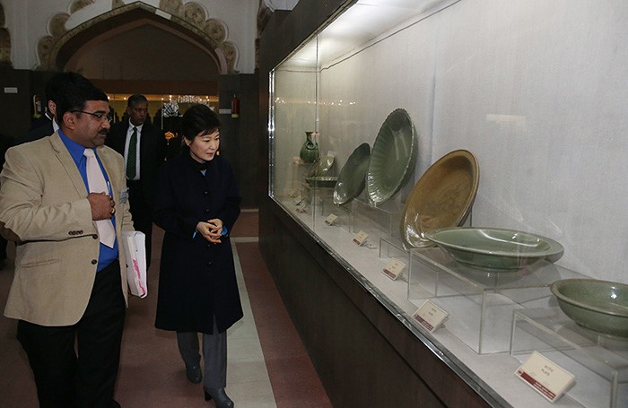 President Park Geun-hye (second from left) admires an array of works by Korean craftsmen at the Korean Handicraft Exhibition at the Red Fort in Delhi, India, in January 2014.