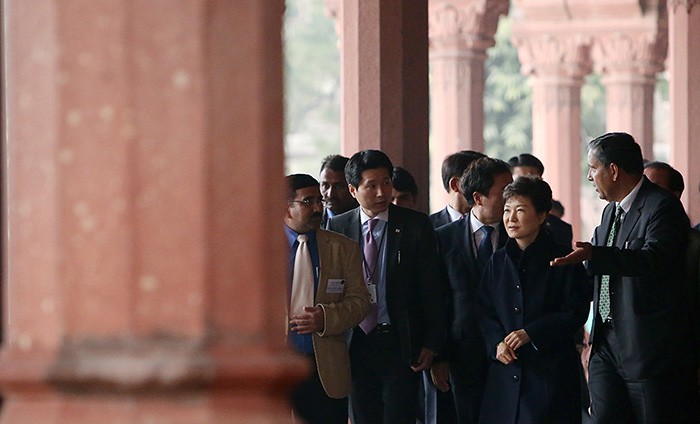 President Park Geun-hye (second from right) listens to a guide’s explanation as she admires the red sandstone pillars inside the Red Fort in Delhi, India. 