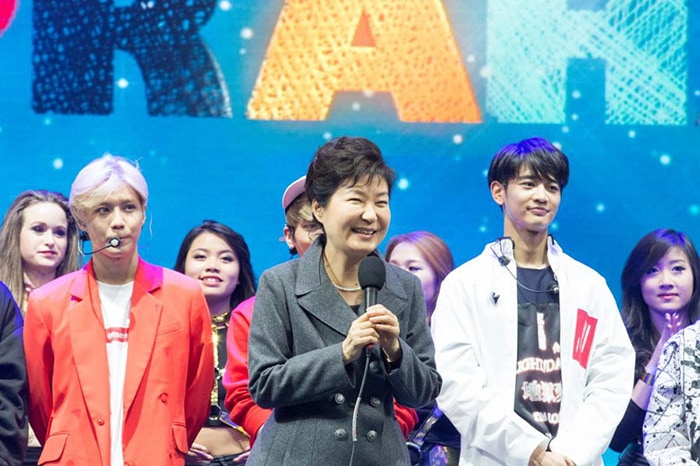 After enjoying a K-pop concert in Prague in last December, President Park Geun-hye (center) said, 'I hope music, the arts and our shared traditions will serve as a bridge to bring together young people from Korea and the Visegrad Group nations, allowing us all to liaise with people from different cultures.'