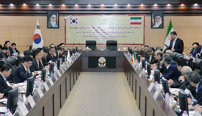 Korea and Iran discussed measures to strengthen cooperation at the 11th Meeting on the Joint Commission on Economic Cooperation between Iran and Korea in Teheran on Feb. 29. The Korean delegation was headed by Minister of Trade, Industry and Energy Joo Hyung-hwan. The Iranian delegation was led by Minister of Industries and Mines Mohammadreza Nematzadeh.