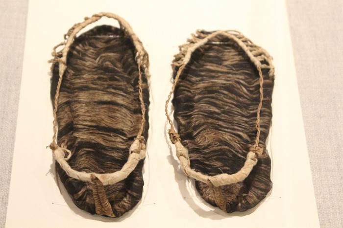 Hemp cord sandals, or <i>mituri</i>, are from the Joseon Dynasty. Hemp, made of linen shells, was used in everyday life. The <i>mituri</i> in the picture is a pair of shoes which some woman from an upper class yangban aristocratic family living in Andong, Gyeongsangbuk-do Province, in the late 16the century wore. She included her own hair in the shoes, in a belief that it would extend her husband's life. 