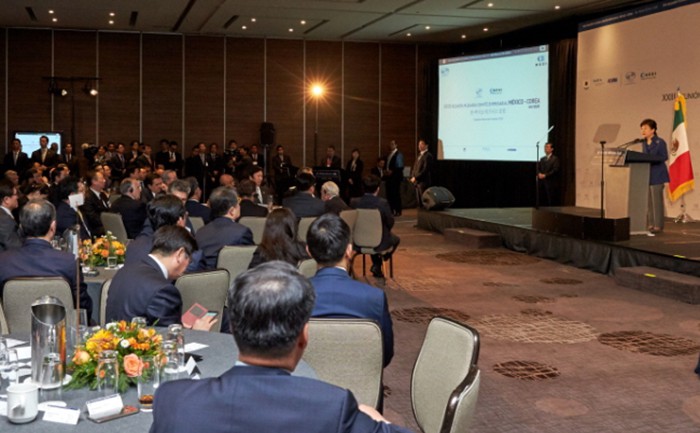President Park Geun-hye’s upcoming visit to Iran early next month will be accompanied by Korea's largest-ever business delegation. The above photos show the Korea-Mexico Business Forum that took place in Mexico City earlier this month on the occasion of President Park’s official visit to Mexico.