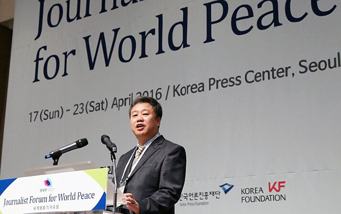 Jung Kyu-sung, president of the Journalists Association of Korea, delivers his address during the opening ceremony of the fourth Journalist Forum for World Peace held at the Korea Press Center on April 18.